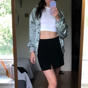 Varsityjacka  - Mintgrön varsityjacka i satin. Fleecefodrad. Så mjuk och skön!! Förvånansvärt varm. Jättefint skick, köpt second hand. En keeper men lite för sportig för mig!