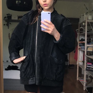 Mockajacka bikermodell - Mockajacka i lite oversize bikermodell. Köpt second hand från herravdelningen! Liten sliten men fin!! 