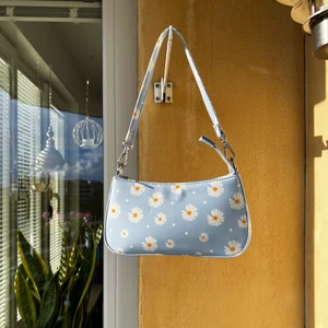 Blommig väska - Oanvänd. Kan hämtas i Telefonplan alternativt fraktas och då står köparen för frakt 🌸