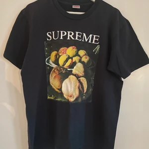 Supreme Still Life Navy Tee - Strl M, använd fåtal gånger, inget kvitto tyvär, lite sprickor i texten men inget överdrivet.