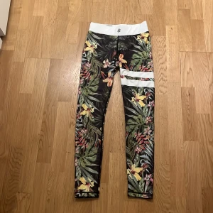 Helt Nya Stronger med bara 200kr -  Ett par helt nya strongers 💓köpte dom  igår de kändes förstora det gick inte att ge tillbaks dom kostar jätte bra skick med inga hål alls 