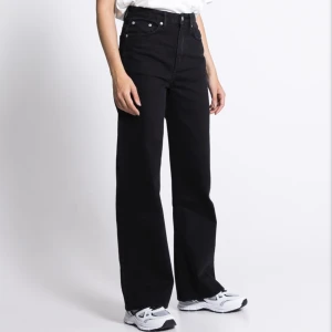 Svarta jeans  - Säljer mina svarta jeans i modellen ”Boulevard” då dom är för stora för mig. De är slutsålda i storlek M på deras hemsida. Jag har använt mina 1 gång, så de är i jättefin skick. Orginalpris är 300kr. Hör av er vid fler frågor ❤️