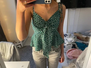 Grön topp - Säljer min jätte fina gröna sommar topp, då den tyvärr inte kommer till så mycket andvändning.  Jag står för frakten🫶🏼