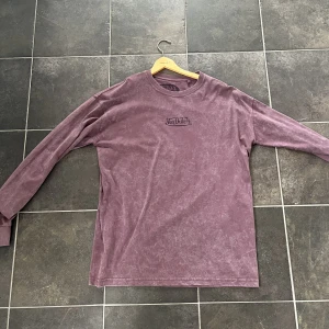 Von Dutch tröja  - Tjena säljer min Von Dutch tröja. Aldrig använt den innan så den har bara hängt i min garderob. 