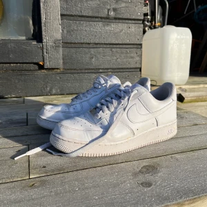 Nike Air force 1 - Begagnade air force 1 i begagnat men fint skick, inga gula sulor men lite märken på dom och hälen är lite sliten, storlek 43. Köpare står för frakt 