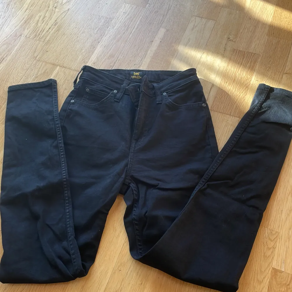 Jag säljer mina svarta skinny Lee jeans. Jeansen är i storlek W26 L31. Nypris 999kr. . Jeans & Byxor.