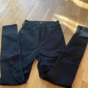 Jag säljer mina svarta skinny Lee jeans. Jeansen är i storlek W26 L31. Nypris 999kr. 