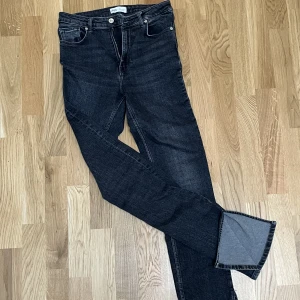 Zara jeans  - Raka jeans från ZARA med slits. Skulle säga att den är liten till storlek 