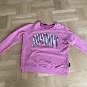 Collage tröja från Superdry  - Rosa, långärmad collage tröja från Superdry. Fint skick.