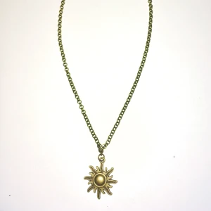 Halsband Brons Solhänge - Handgjort (av mig) halsband bestående av kedja och solhänge i brons. Halsbandet har en omkrets på 62 cm och knäppes på/av med en klassisk låsfunktion ”i nacken”. ☀️