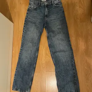 Super fina jeans i storlek 38 från bershka använda 1-2 gånger. Höga i midjan säljer för 100kr och frakten står köparen för.