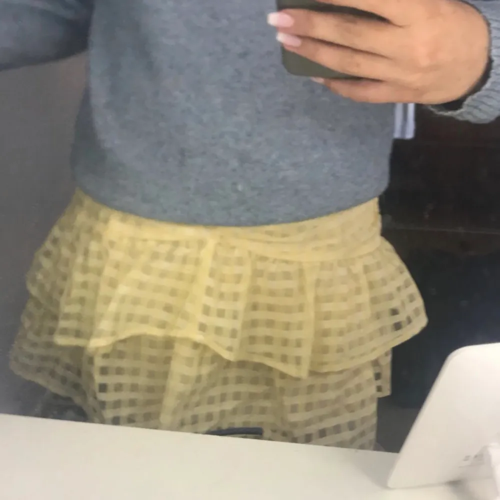 Volang kjol från Gina tricot. Super gullig 💛nästan aldrig använt. Kjolar.