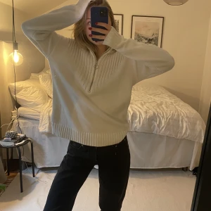 Stickad tröja - Super fin stickad tröja från NA-KD med halvzip😊