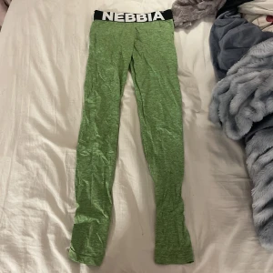 Träningstights  - Ett par jättesköna gröna tights i tunt tyg💗i midjan är det ”sugproppar” som gör att byxorna sitter bra vid midjan och dom har ”scrunchie” i rumpan💗