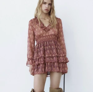 Zara klänning - Säljer nu denna sjukt snygga sommarklänning från Zara som är helt slutsåld! Sån underbar färg och perfekt till sommaren!❣️Om du har några fler frågor eller vill se fler bilder är de bara att skriva💋🥂Frakt Ingår EJ i pris. 