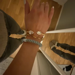 Caroline Svedbom armband  - Helt nytt Caroline Svedbom armband som jag fick i present men som tyvärr är för stort på mig (storleken är justerbar)💗💗 nypris, 695kr och orginalförpackning finns
