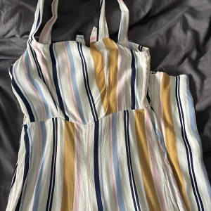 Somrig jumpsuit  - Jumpsuit med vida ben och härliga färger 