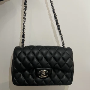 Svart väska  - Svart flap bag i strl small. Väldigt fint skick. Pris går att diskuteras vid snabb affär 💘