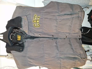 Cat Väst - Säljer en pufferväst från Caterpillar, retrovara, jätte bra skick o passar som large trots att den är Xl, hör av er
