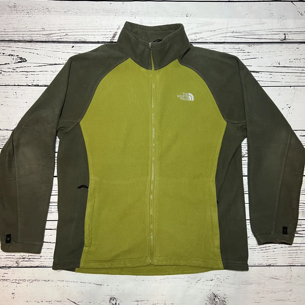 Märke: The North Face  Typ: Fleece  Färg: Grön  Kroppstyp: Unisex  Skick: Mycket Bra     Sparande av miljö  29x lägre utsläpp jämfört med ny vara  Sparat vatten ca 300 liter  Sparat CO2 ca 6.5 kg. Jackor.