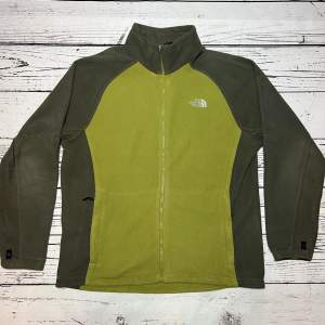 Märke: The North Face  Typ: Fleece  Färg: Grön  Kroppstyp: Unisex  Skick: Mycket Bra     Sparande av miljö  29x lägre utsläpp jämfört med ny vara  Sparat vatten ca 300 liter  Sparat CO2 ca 6.5 kg