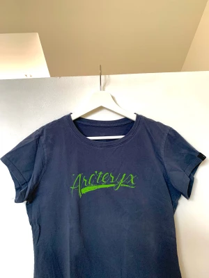 Arc’teryx tshirt - En blå/lila Arc’teryx tshirt, uppskattad storlek xs/s.