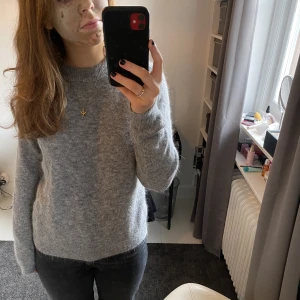 Alpacka tröja - Säljer en grå alpacka tröja. Super snygg och skit bra till vardags som en basic tröja🙏🏼❤️