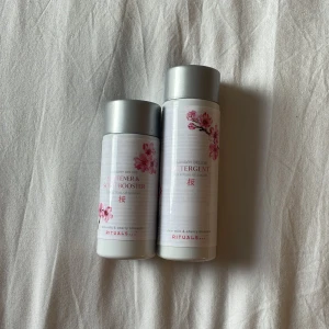 Tvättdofter - På den andra bilden så är det en scent booster som man har när man tvättar så att klädern etc doftar bättre och den andra är ett rengöringsmedel som också doftar väldigt gott!💕 båda från rituals! Nästan helfullt i båda.