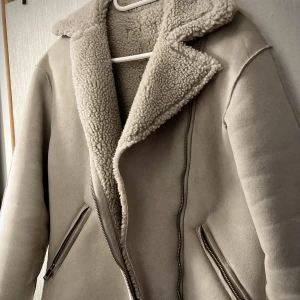 Jacka  - Teddyfodrad oanvänd jacka. 