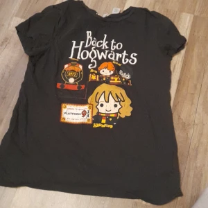 Pyjamas  - Super sick försra bilden är en T-shirt som är 170 i storlek dom andra två är köäningar i st L