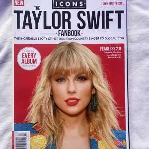 Taylor Swift fanbook  - Säljer en Taylor Swift tidning för 100 kr! Aldrig blivit läst, bara stått i en bokhylla. Hör av dig om du vill prata mer om priset osv:)) 