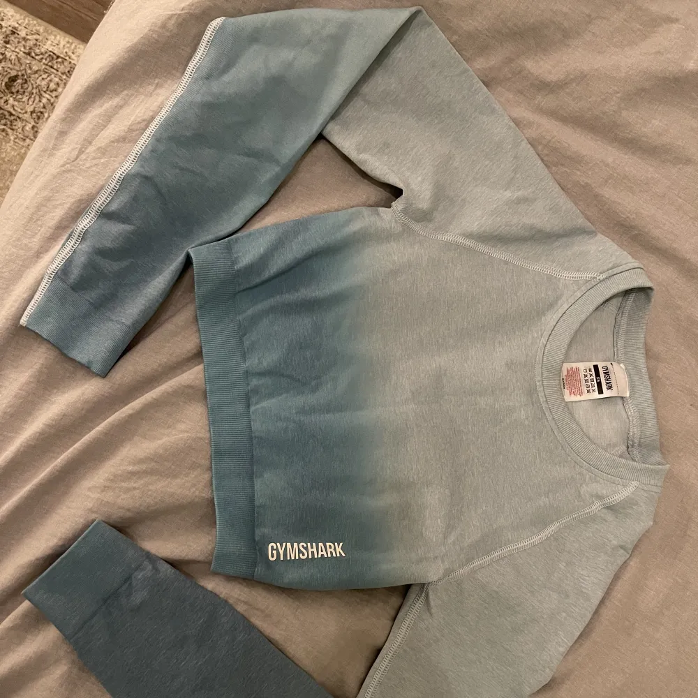 (Lånade bilder)  Säljer denna helt oanvända tröja i storlek xs då den var för liten för mig.   (Frakt ingår ej). Toppar.