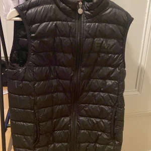 Lättviksväst EA7 - Lättviktsväst EA7 Nypris: 1200 kr Pyttelitet hål på högra axeln  Hämtas i Norrköping annars tillkommer frakt. Priset går att diskutera