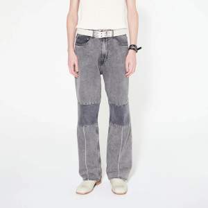 Jeans från our legacy i storlek 32/32 i modellen Third Cut Black and Grey. Inga skador eller defekter, nypris 3200. 