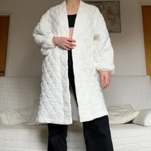 Vit kofta - Säljer denna mysiga kofta från Gina tricot som tyvärr aldrig kommit till användning och därmed har kvar lapparna❤️Storleken är M och nypris 479kr🫶Jag på 172cm lång😊