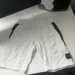 Stone Island Shorts - Stone Island junior cargo shorts Köpta på NK för 2000kr. Storlek 146-152 cm, Inga defekter. 