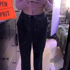 Juicy couture byxor  - Säljer mina älskade Juicy byxor med text på röven för dom kommer tyvärr aldrig till användning och så är dom lite förstora på mig. Dom är endast använda 3 gånger och är inga skador på dom. Dom kostar 1200 kronor nya. Pris kan diskuteras.