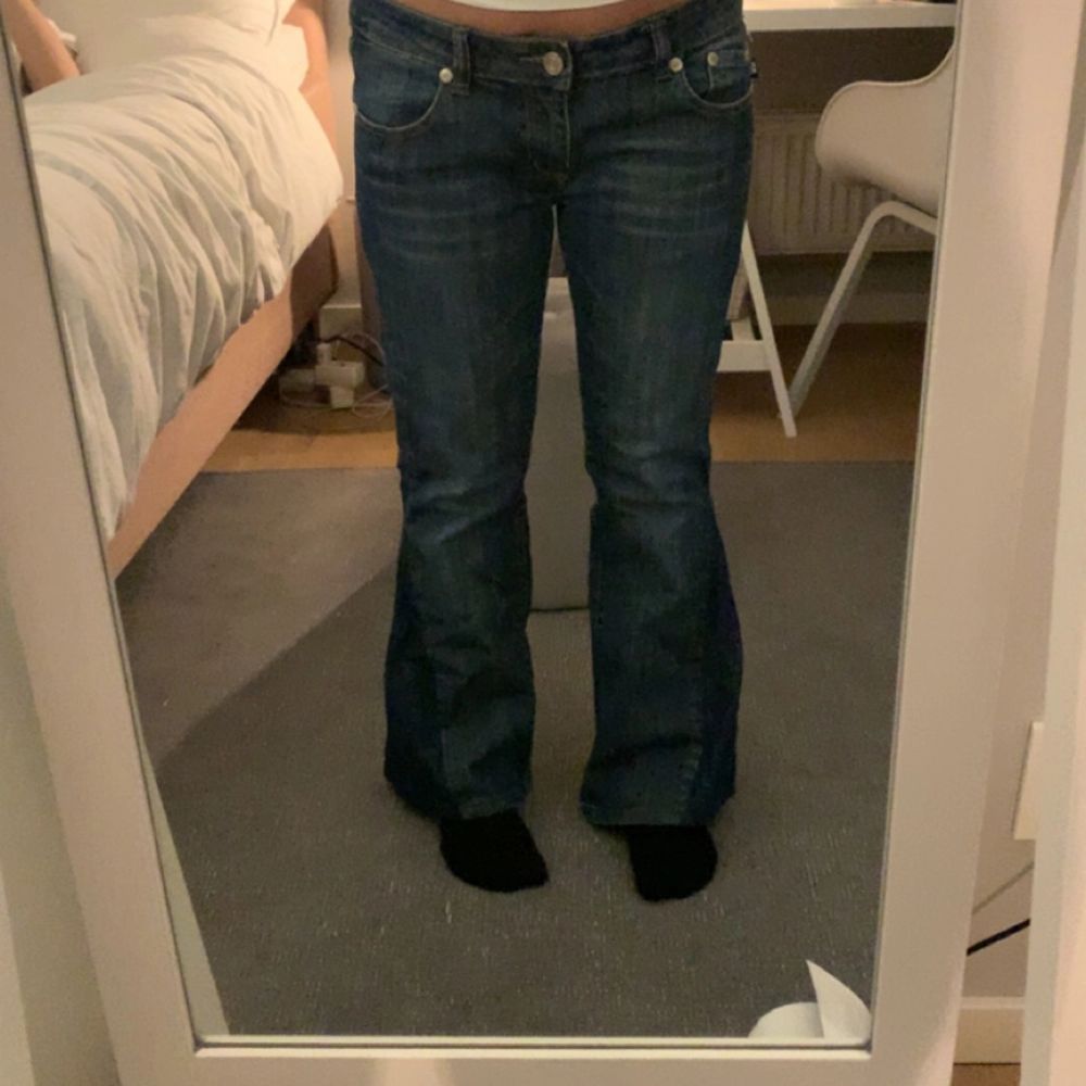 Riktigt coola Victoria Beckham jeans som är typ storlek 31-32 men sitter helt bra på mig som annars har 28!! Passar mig som är 160 och är sydda för extra bootcut nere i botten❤️ skriv för mer bilder. Jeans & Byxor.