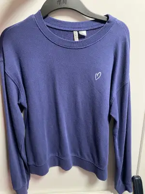 Jättefin mörkblå tröja som inte kommer till användning längre, säljer även en likadan fast vit, båda för 120