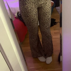 leopard tights  - säljer ett par leopard tights, knappt använda köpta på shein❤️i storlek 36, mer info priv❤️