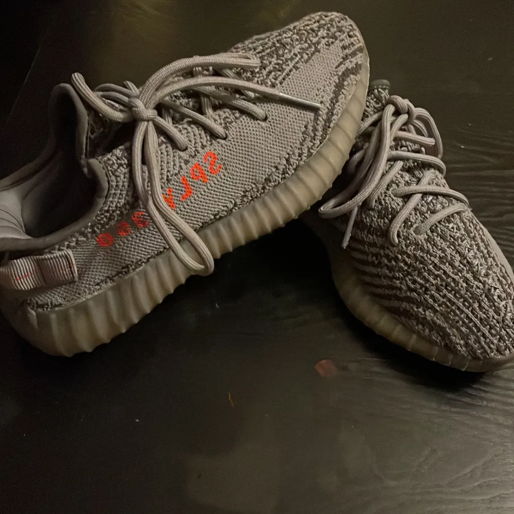 Yeezy skor som jag fick i present. De var tyvärr för stora i storlek och kan inte lämna tillbaka dem, de är använda 1-3 gånger. Dessutom är de är de i jättebraskick som helt nya.. Skor.