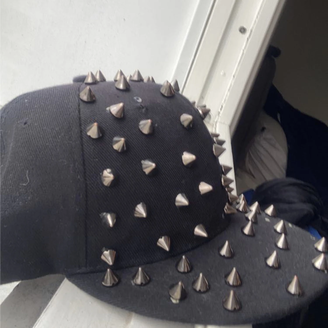 Svart keps med taggar  - 91