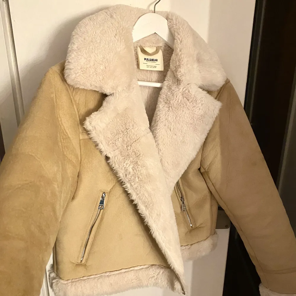 Säljer denna pull & bear jackan i nyskick. Den är i storlek L men lite liten i storleken så passar en M. Säljes för 250kr+frakt då ordinarie pris är 500/600kr🌸. Jackor.