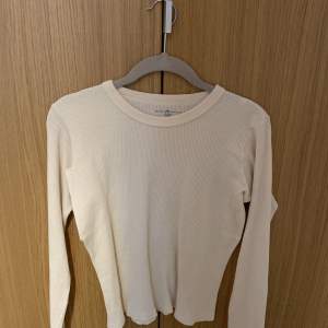 Långärmad tröja från Brandy Melville vid namn ”Tori Thermal Top” i färgen Cream. Använd två gånger.  Köpt för 200kr och säljs för 150 + frakt.