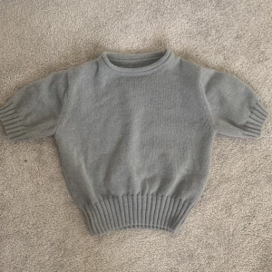 Stickad topp - En grå stickad topp från shein, har används ett fåtal gånger. Pris kan diskuteras 