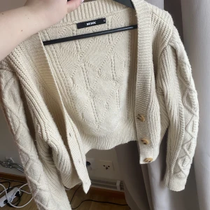 Kofta Bikbok  - Superfin kort kofta från Bikbok i storlek M. Perfekt över ett linne, tröja eller en klänning🫶🏻💕💗