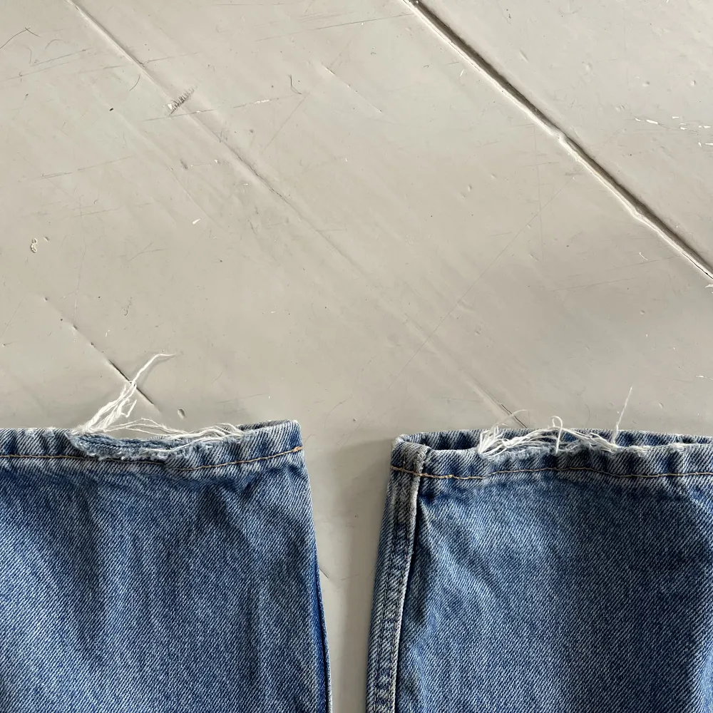 Säljer mina super snygga weekday jeans i storlek 23/30 model arrow💞lite slitage nere vid hälen men annars så gott som nya🌟. Jeans & Byxor.