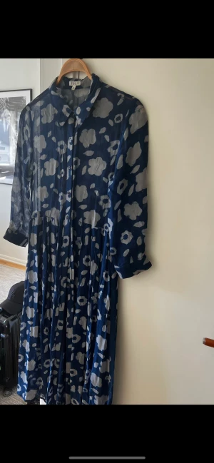 FGL klänning  - FGL klänning, som går att knäppa upp ända ner. Använt 2 gånger, i fint skick. 