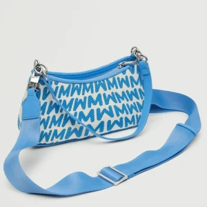 Väska - Säljer denna väska som enbart använts 1 gång! I superfint skick och supefin att ha som axelremsväska eller hängande över axeln💙