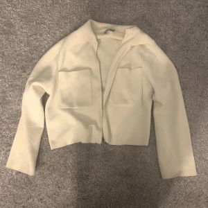 Tunn jacka - Cardigan från Åhléns, storlek M men passar lika bra på S (som jag har). Jag är 169 o på bild 3 ser man hur den sitter på mig:) Köptes på plick för 400kr ungefär o säljer för 300+frakt. Går att tvätta jackan utan problem👌🏼